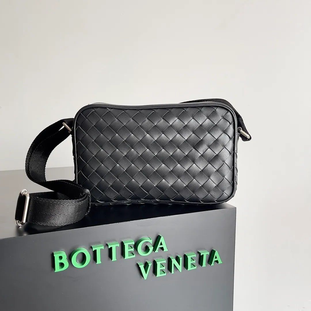 Batch 1480 BV lntrecciato woven leather crossbody bag. The zipper opens and closes, and the space is too big. It meets the daily needs of going out on the street. There are no problems with mobile phones, wallets, and power banks. The weaving process is used, and the texture of the upper body is very high-end. Model number: 710048 Size: 25*7.5*16